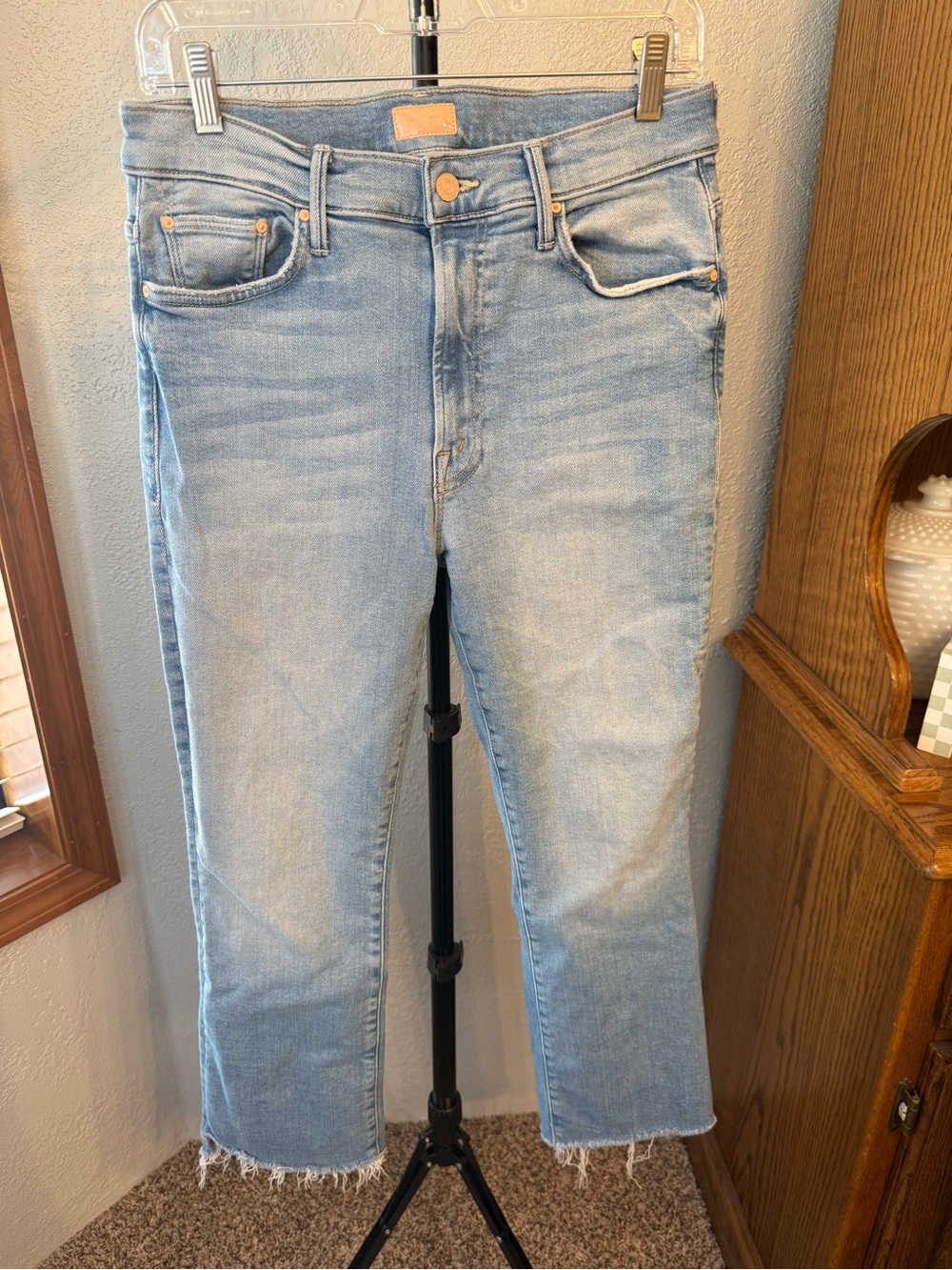MOTHER women’s light wash The Insider Cropped Step Jeans. Frayed Hem. Size 31